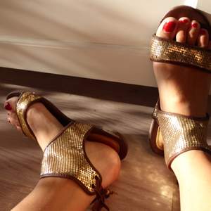 Guldiga sandaler från hm. Möter gärna upp för köp, alternativt skickar.