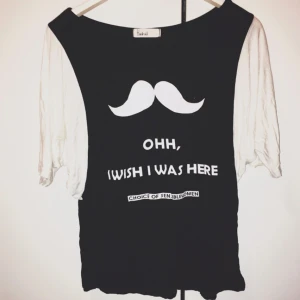  - Mustasch tröja. Mycket bra skick. 
Frakt 50kr.
Swish eller mötas upp i Strängnäs.