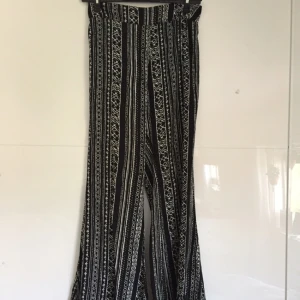  - Utsvängda brallor från Hollister! Jättesköna och snygga på hösten/sommaren.