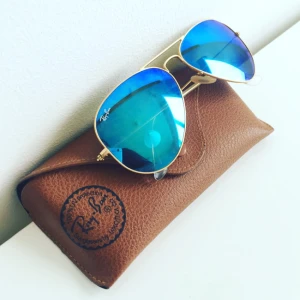  - Ray Ban Aviator Mirror blue, alltså med blått spegelglas. Pilotmodell, den vanligast storleken. Nyskick.