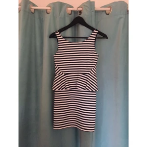  - Fräsch klänning från H&M divided strl 36 (s). Marinblåa ränder med djup rygg med en dragkedja samt med volang. Endast använd en gång. 

Köparen står för frakt! 