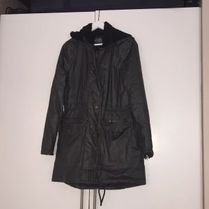  - Halvlång,halvtjock,halvvaxad grön jacka.  FRI FRAKT!