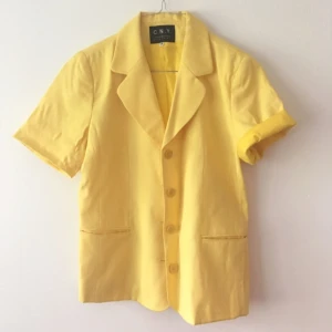  - 💛Vintage kavaj💛
Skön kavaj som sätter färg på vardagen, jag har vikt upp ärmarna för en mer avslappnad look. Den har även varit på tårtkalas därav fläck på ärmen(se sista bild)

Frakt tillkommer eller så kan jag mötas upp i Sthlm. 
Skriv för frågor/intresse!