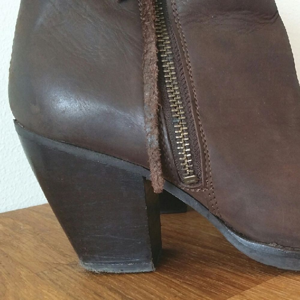 Äkta läder boots i klassisk modell. Snygg brun färg. Klacken är 6-7 cm. Inköpta för ett par år sedan med blev aldrig använda eftersom de är för smala över foten för mig.. Skor.