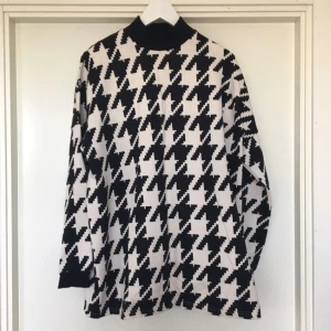  - Snygg tröja från Monki i hundtandsmönster😀✌🏼️✨ medelpolokrage✨💕 passar alla, unisex om du frågar mig✌🏼️

Eventuell frakt betalas av köparen😙❣