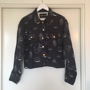  - Snygg jeansjacka från Stine Goya!!! Så fint mönster! ✨✨✨😀💕💕🎈

Eventuell frakt betalas av köparen😙