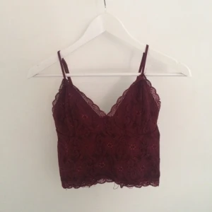  - Vinröd topp från bikbok i storlek small. Använder ej längre! 