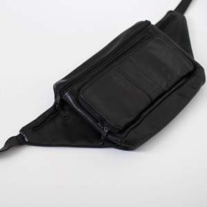 Black Fake Leather Fannypack

Skick:
Använd 1-2 gånger, 9/10