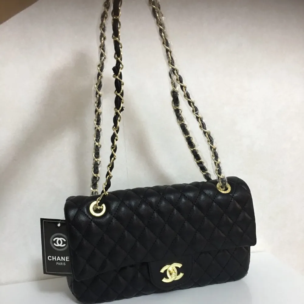 Kopia chanel väska , Helt ny chanel bag , köpte från Turkiet  
Köpare står för frakten ! 
Om jag skickar som vanlig jag ansvarar inte för postens slarv ! 
. Väskor.