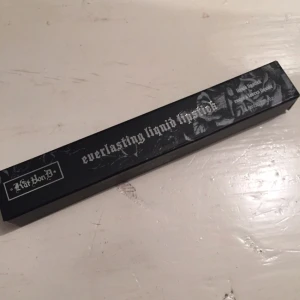  - Helt nytt liquid lipstick från Kat von D
Det är i färgen Vampira
Säljer då jag fick det i present och inte är min färg
Mitt pris 100kr nypris 215kr