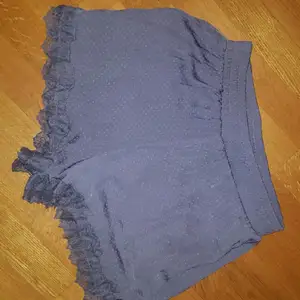 Lila shorts i satin imitation med spetskant. Avhämtning i Göteborg, vid frakt står köparen för kostnaden. Betalning via swish eller överföring till konto. 