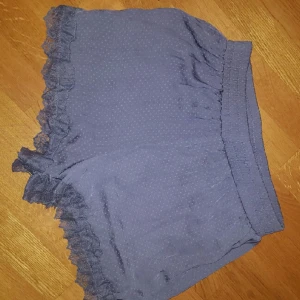  - Lila shorts i satin imitation med spetskant. Avhämtning i Göteborg, vid frakt står köparen för kostnaden. Betalning via swish eller överföring till konto. 
