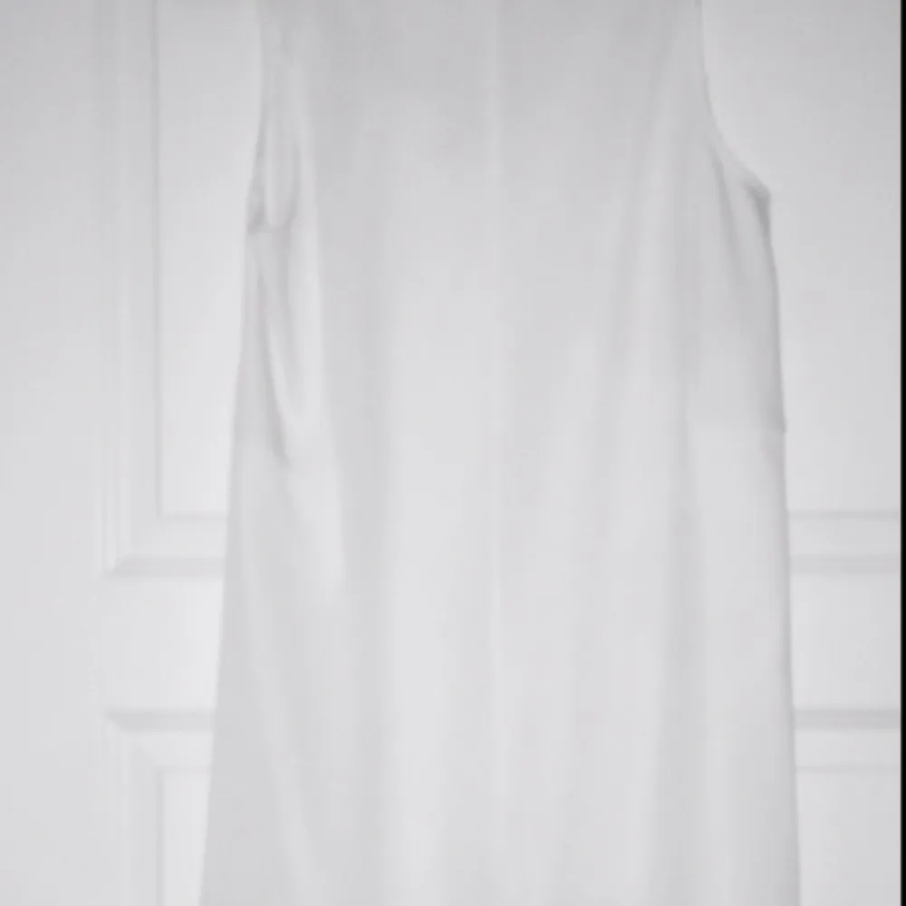 Helt ny H&M vitt klänning size 38 men passar även 40-42 Hämtas vid Aspudden . Klänningar.