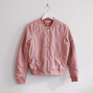  - Rosa bomberjacka från Stradivarius. Quiltad insida, två fickor fram och en låtsasficka på ena ärmen. Oanvänd. 