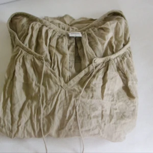  - Beige blus, storlek medium. Bra skick, dock ej strykt på bilden. Säljes billigt pga flytt. Frakt betalas av köpare.