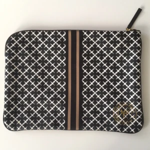  - Malene Birger laptopfodral! Passar nog en 15 tums laptop. Använd men i fint skick!

Malene Birger laptopcase, for a 15 inches laptop. Used, but in a good condition!
