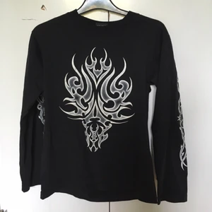  - Långärmad tröja med "tribal"mönster och även litet hål i armhålan, men det går självklart att lagas!