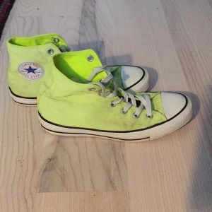  - Äkta lite neonfärgade gröna/gula converse. Inte mycket använda.