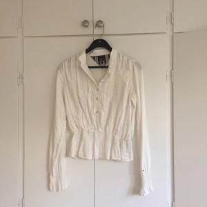  - Vit/créme färgad blus från Tommy Hilfiger denim 