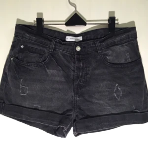  - Jeansshorts med snyggt slitage