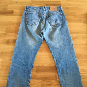  - Snygga Levis 501or, bästa momjeansen! Vintage, köpta second hand men i jättefint skick!!! En aning små i storlek!!! Passa på att fynda!!😙😙💕

Eventuell frakt betalas av köparen❣❣