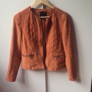  - Snygg mocka jacka från New Yorker.
Storlek 36 men den passar 34-36
Använt den 2 gånger. 