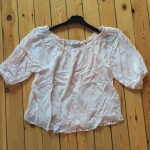  - Fin blus, använd 1 gång. Strl 38 
 
