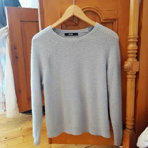  - Sälj min lång arm tröja. Använd fåtal gånger. Den är ljusblå i bra skick. Priset kan diskutera i snabb affär. 