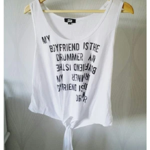  - Linne som går till magen. Fint skick!