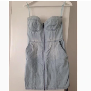  - Klänning i mjukt stretchigt material. Storlek S . Sparsamt använd