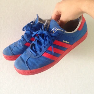  - Coola adidas från GranCanaria
Strl 40 men ser små ut på foten, så man inte alltid känner sig som big foot. Väldigt sköna och lägga. Säljer pga använder dom tyvärr aldrig 