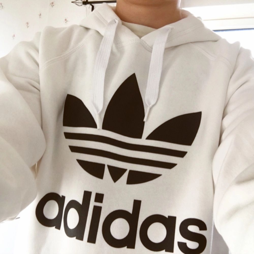 Adidas hoodie köpt ifrån Junkyard | Plick Second Hand