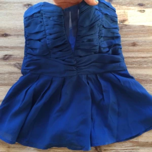  - Blå tubtop med transparant tyg mellan brösten. 