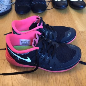  - Nike free 5.0 som är inköpta i New York för två år sedan. Endast använda ett fåtal gånger eftersom att de är för små. I nyskick!