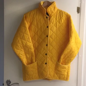  - Klassisk modell i rolig färg! Gul diamanmönstrad köpt second hand. 