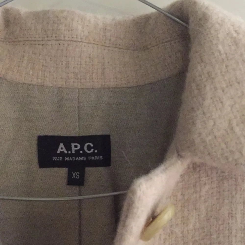 Jättefin kappa från A.P.C i 100% alpaca. Off-white. Mjuk, skön och varm. Jackor.