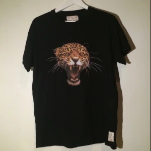  - tshirt med leopardmotiv från carlings, helt oanvänd!!