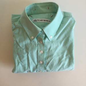 Ljusgrön skjorta från The Shirt Factory stl 34
Slim Fit 
Finns i Stockholm 