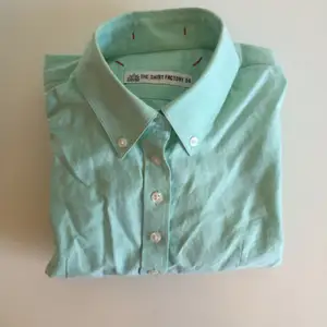 Ljusgrön skjorta från The Shirt Factory stl 34
Slim Fit 
Finns i Stockholm 