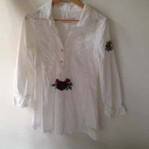  - Oanvänd vit tunika från Odd Molly 