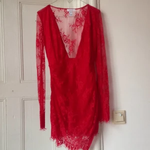  - 
Helt oanvänd kort spetsklänning med djup urringning från Oneness. Storlek small. 

Kan mötas upp i stan eller posta, köparen står för frakten. 

