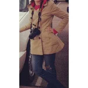  - Snygg trenchcoat i fräsch färg och väldigt fint skick! Slimfit. Slitstarkt material. Knappt använd men köpt för 2 säsonger sedan från HM. 