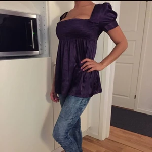  - Söt blus strl 34. Jag skulle säga xs - S då det är resår över byst och ej tight modell. 50:-  Finns I Stockholm.