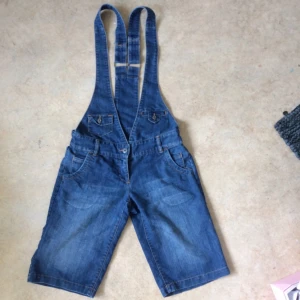  - Häftiga hängselshorts från VeroModa i fint skick.