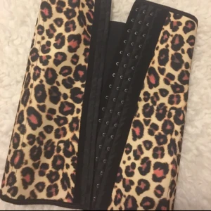 - Helt ny leopard Waist trainer
Storlek S

Kan sänkas till 150kr vid snabbaffär
