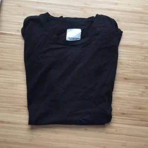  - Svart t-shirt med blå prick från the stray boys. I princip oanvänd. Köpt på herravdelning, märkt med XS men passar även S