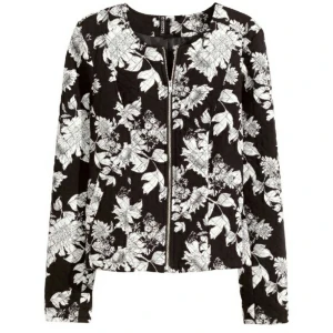  - Quilted jacka från H&M, svart med vita blommor. Storlek 36 - passar XS, S och M! I mycket bra skick. Fri frakt ! =)