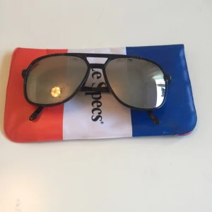  - Snygga solglasögon med spegelglas från Le Specs