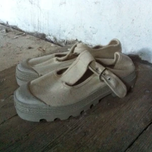  - 🐚Sockersöta naturvita låga skor🐚

• Storlek: Märkta 37, passar 37,5-liten 38a
• Märke: Bullhead
• Material: Canvas & gummi
• Skick: Använda en gång, fint skick
• Övrigt: Legat nerpackade länge, lite limm inuti
• Frakt: 53kr spårbart