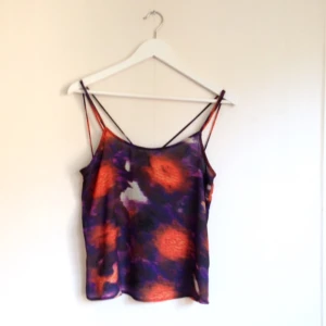  - Helt nytt och aldrig använt! Snajsigt mönster i lila och orange.